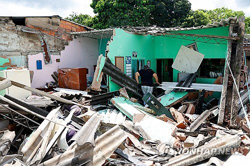 8일(현지시간) 규모 6.3의 강진에 무너진 콜롬비아 파라테부에노의 산타 세실리아 지역에서 한 주민이 무너진 주택 잔해를 뒤지고 있다. 파라테부에노(콜롬비아) 로이터=연합뉴스